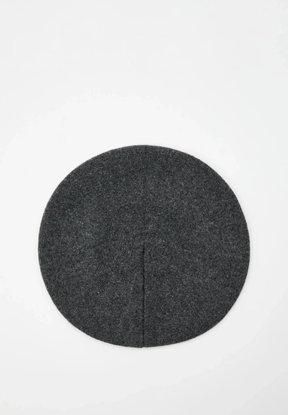 Шапки, береты и кепки: самые модные головные уборы зимы 2025/26 Шапки, береты и кепки: самые модные головные уборы зимы 2025/26