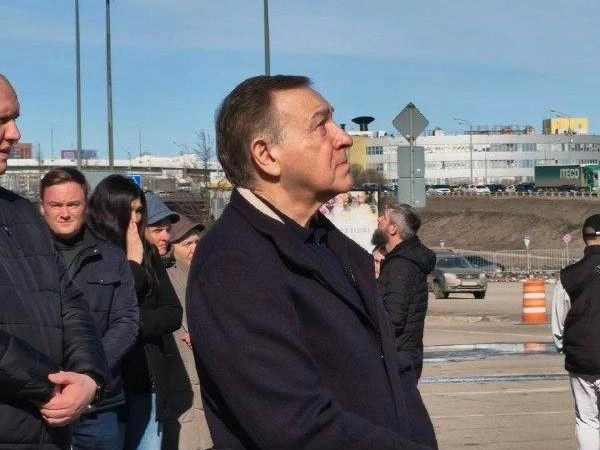 Араз Агаларов привез траурный венок к мемориалу во вторую годовщину теракта в «Крокус Сити Холле» | Источник: Михаил Мечев / MSK1.RU