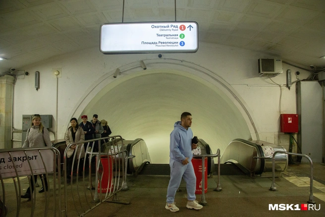 В Москве на 8 месяцев закроют выход № 11 со станции метро «Площадь Революции» | Источник: Дмитрий Толстошеев / MSK1.RU