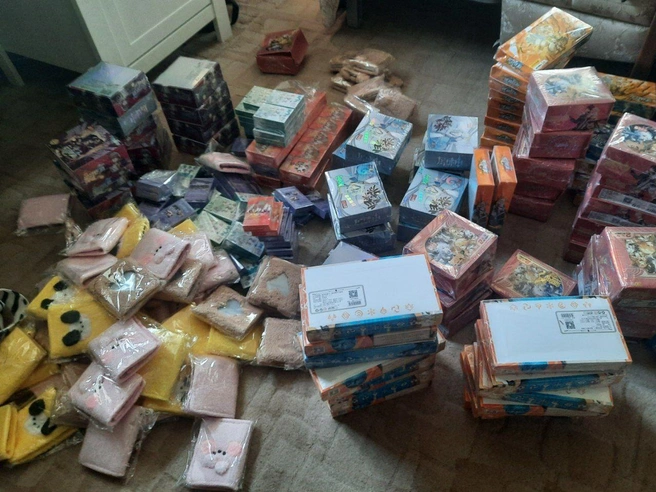Сейчас коробки с товарами по аниме занимают у пары всё свободное место в квартире | Источник: Анна Титова