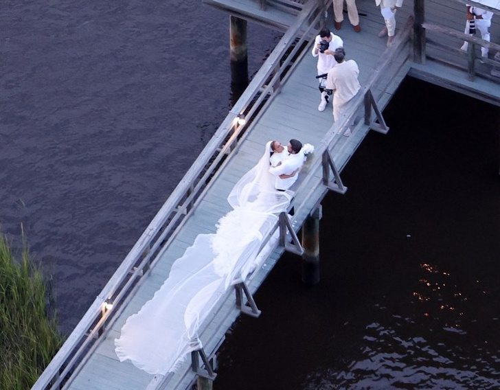 Три восхитительных платья Дженнифер Лопес на свадьбе с Беном Аффлеком. Показываем каждое детально