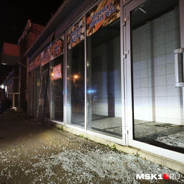 Повсюду валяется крошка из битого стекла | Источник: читатель MSK1.RU