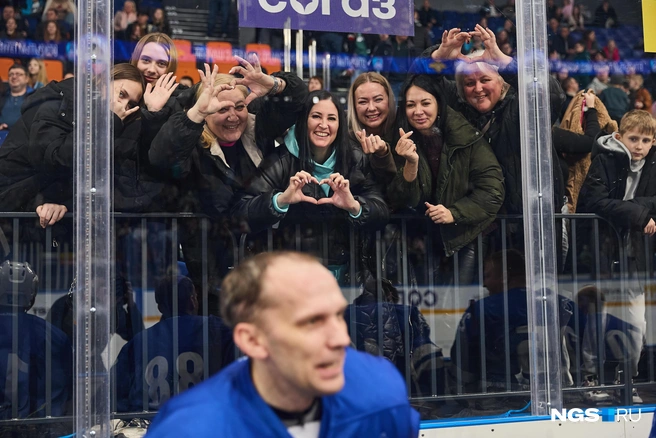 В числе зрителей на матче присутствовали родственники, друзья игроков, правоохранители и пенсионеры различных структур | Источник: Александр Ощепков / NGS.RU