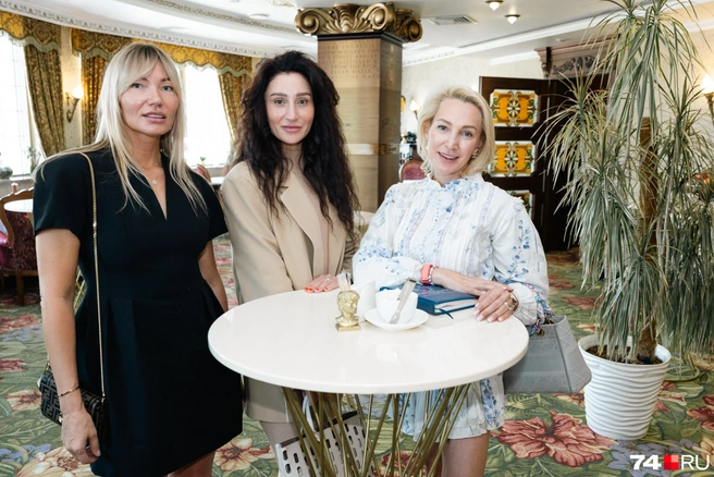 Владелец Icon Beauty Clinic (победитель в номинации «Косметологическая клиника» в 2024 году) Тамара Чайка (на фото справа) и управляющая клиники Анна Сединкина&nbsp;— активные участники Народной премии 74.RU | Источник: Наталья Лапцевич