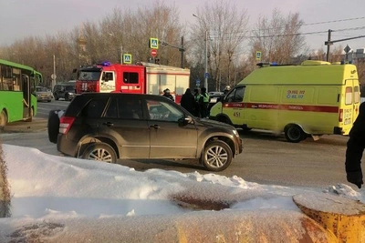 Автобус и легковушка столкнулись в Тюмени