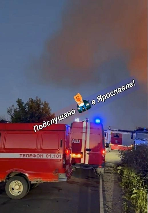 На месте работают несколько пожарных расчетов | Источник: «ПОДСЛУШАНО в ЯРОСЛАВЛЕ!» / vk.com