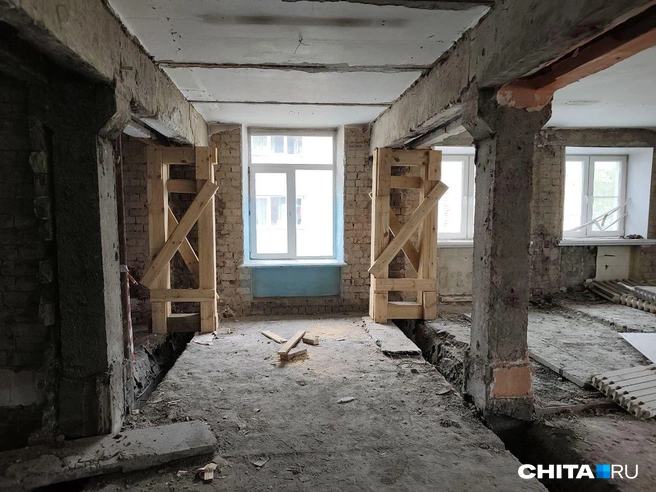 Перегородки, которые сделали для временного укрепления стены, установили на каждом этаже | Источник: Руслан Симушин / CHITA.RU