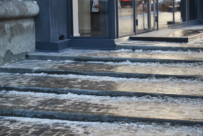 Почему в центре Новосибирска трудно убирать тротуары