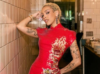 🔥🔥🔥 Doja Cat в культовом винтажном платье Roberto Cavalli в клипе Just Us
