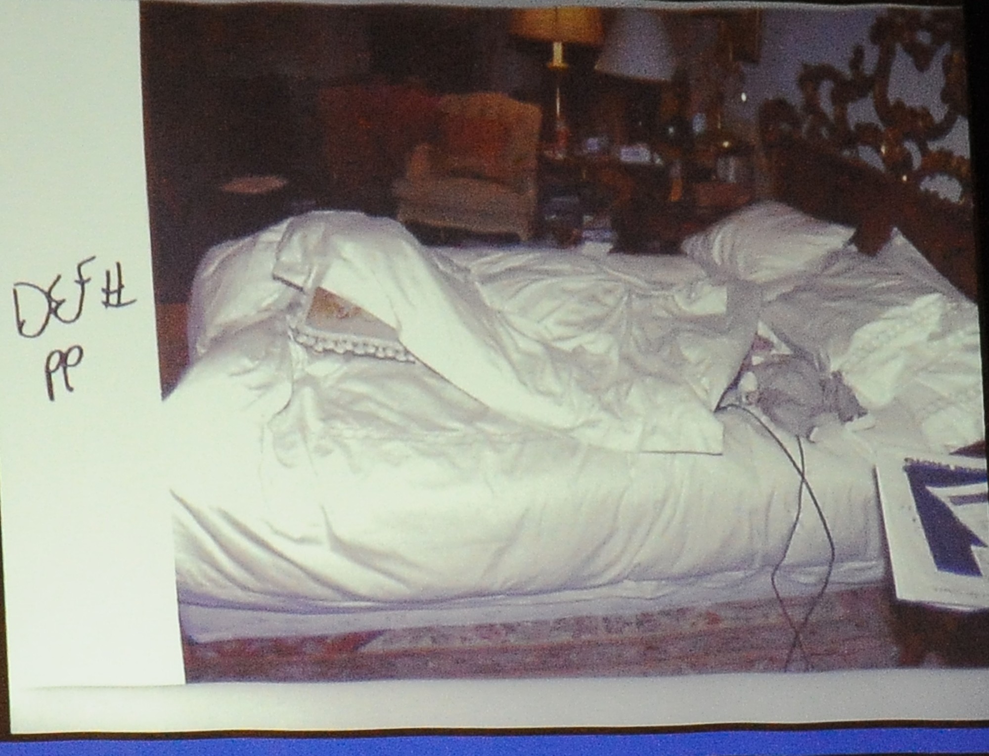 Спать на кровати после умершего. Снимки мертвого Майкла Джексона.