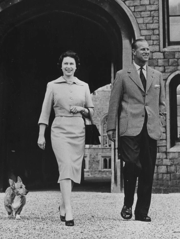 Королева и герцог Эдинбургский выходят на прогулку в Винзоре вместе с корги, 1959