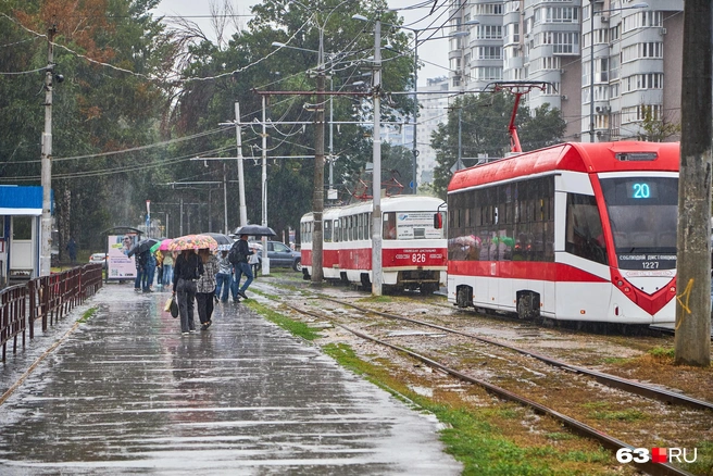 В часы пик на остановках часто скапливаются целые толпы желающих уехать на трамвае | Источник: Роман Данилкин / 63.RU