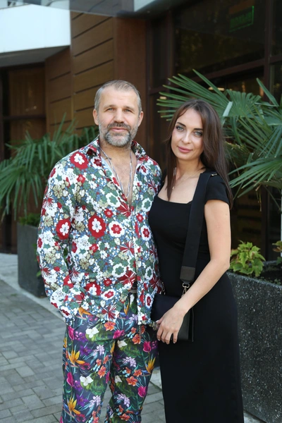 Тимур Ефременков с женой