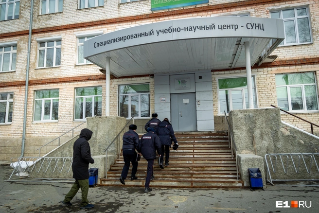 Силовики заходят в СУНЦ | Источник: Владислав Лоншаков / E1.RU