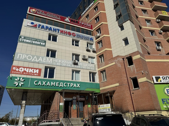 Соседнее здание на Курашова, 44а тоже покрыто копотью | Источник: Ольга Донская / 14.RU