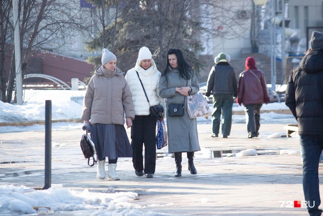 Некоторые дамы не рискуют и продолжают выходить на улицу в шапках. Кстати, а вы носите головной убор или уже убрали его в шкаф?  | Источник: Павел Красоткин / 72.RU