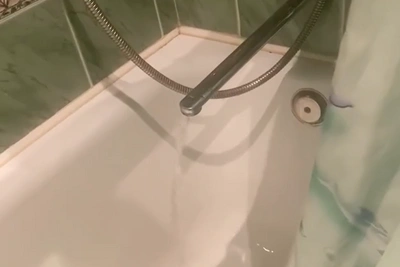 «У них праздники»: волгоградцы без воды из-за пробоины