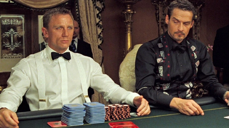 Дэниел Крейг в роли Джеймса Бонда в фильме «Казино „Рояль“» 2006 года | Источник: кадр из фильма Casino Royale (реж. Мартин Кэмпбелл, 2006 г.)