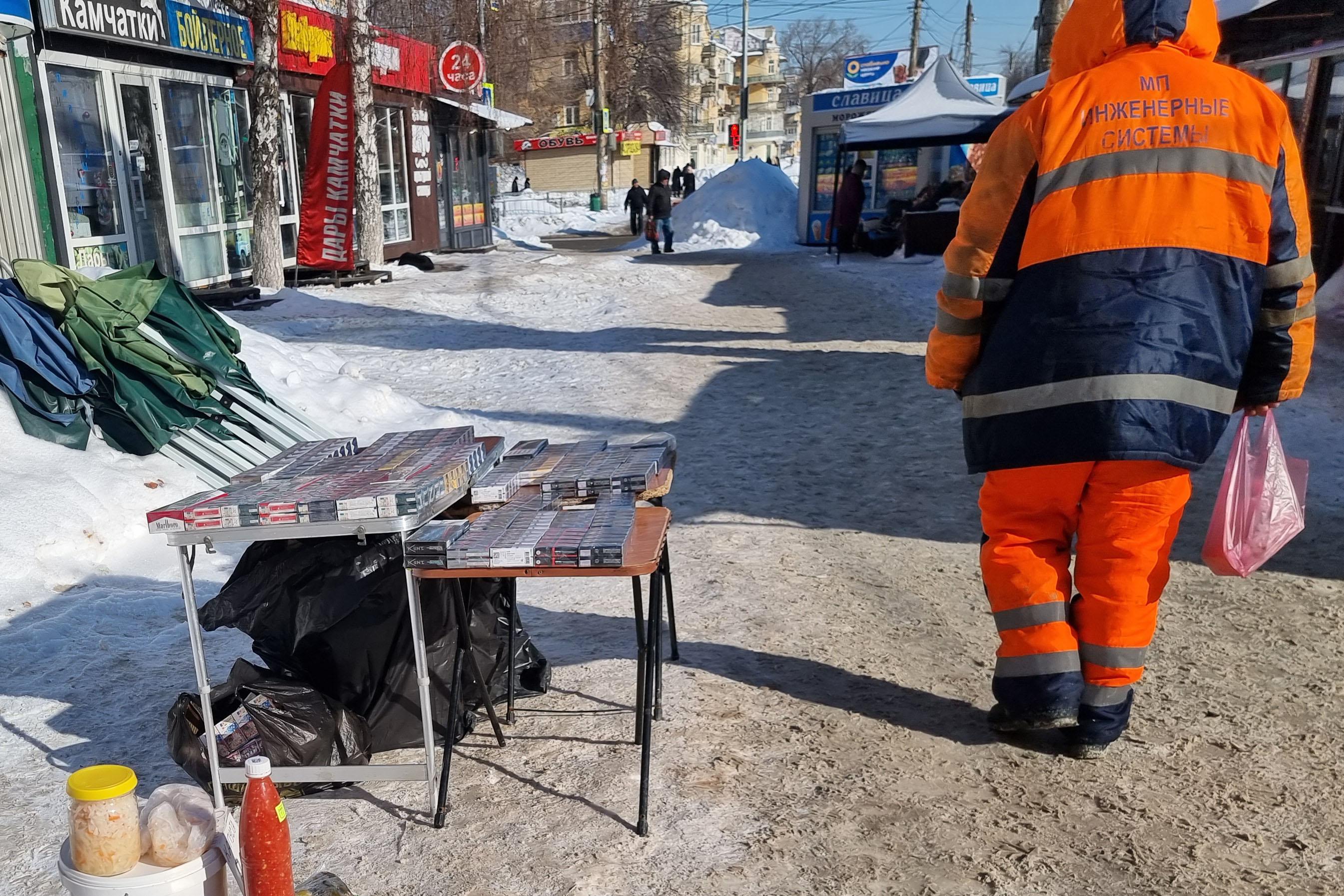 На улицах Самары у метро «Безымянка» продают контрафактные сигареты - 26  февраля 2024 - 63.ру