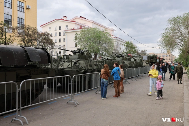 Военная техника привлекает внимание не только мальчиков, но и девочек | Источник: Алексей Волхонский / V1.RU