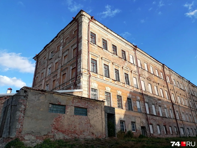 С «непарадной» стороны вид у здания еще плачевнее | Источник: Дарья Милославская