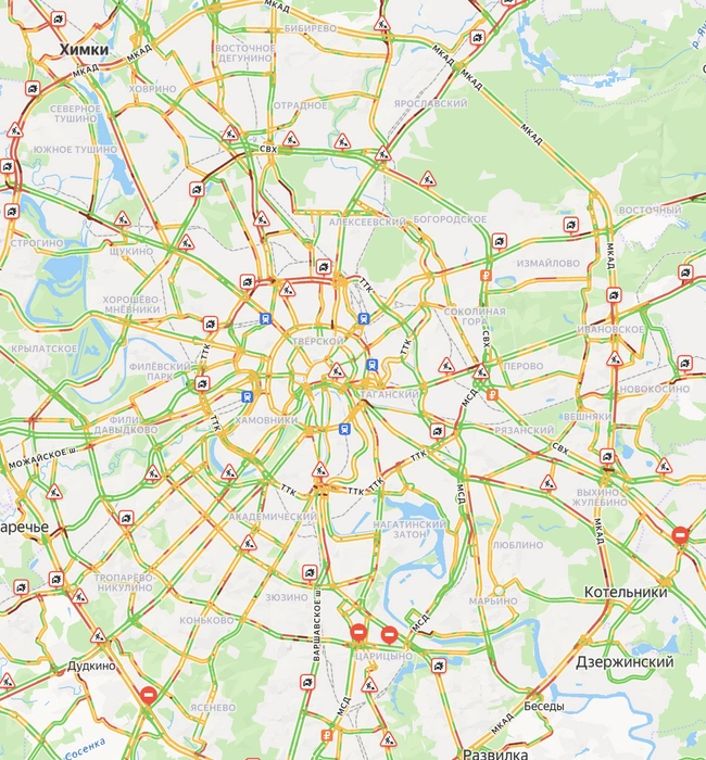 МКАД встал в пробки, сотни пассажиров толпятся у метро: как москвичи переживают снегопад «Валли» | Источник: Яндекс Карты