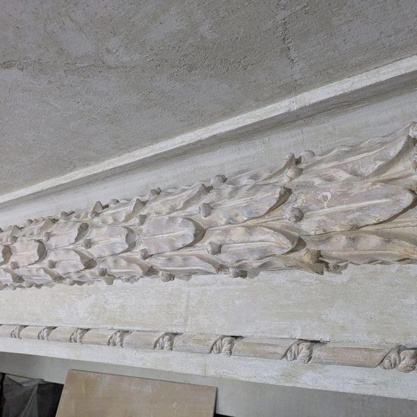 Узор из листьев лавра, типичное лепное украшение сталинской эпохи | Источник: Автор фото Клара Хоменко