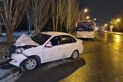 Под Волгоградом пьяный подросток врезался в автобус
