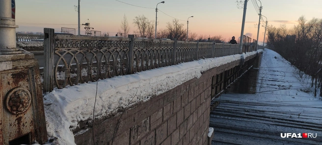 Под мостом высоковольтные провода и каждые несколько минут проносятся товарняки
