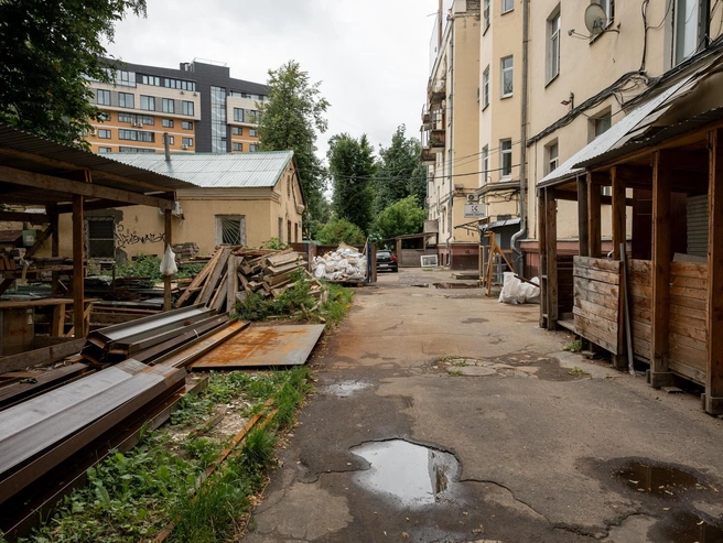 Во дворе медицинского центра заметны следы стройки: владелец клиники надстраивал этаж к дому-«сталинке». | Источник: Александр Куренной / 76.RU