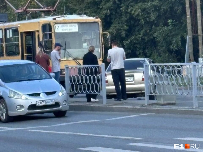 На Челюскинцев — Папанина произошла авария на трамвайных путях | Источник: читатель E1.RU