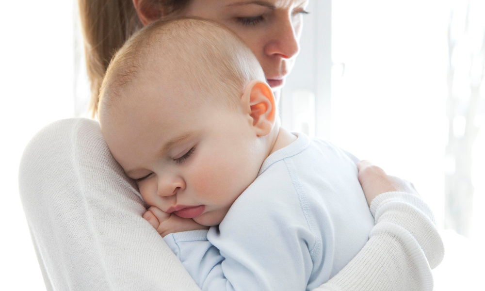 U mama. Мама с ребёнком на руках. Укачивание ребенка. Мама с плачущим ребенком. Для укачивания ребенка на руках.