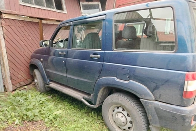 Жительница Алатыря угнала автомобиль и врезалась в забор