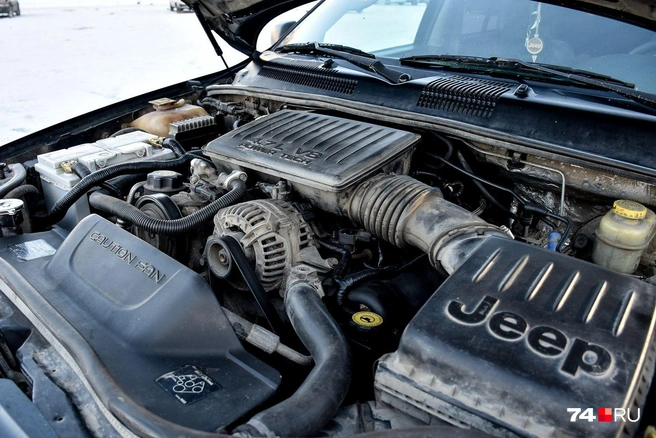 Двигатель V8 объемом 4,7 литра установлен продольно. Он выдает 394 Н·м крутящего момента и 223&nbsp;л.&nbsp;с. Были и более мощные версии (258&nbsp;л.&nbsp;с.), а также дизели | Источник: Артем Краснов