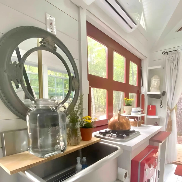 Странненько, но со вкусом: полюбуйтесь на дом-прицеп в виде маленькой пожарной части