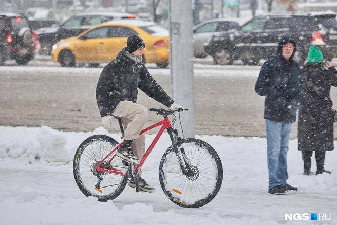 На дорогах пробки, некоторые отчаянные сибиряки сели на велосипеды | Источник: Александр Ощепков / NGS.RU