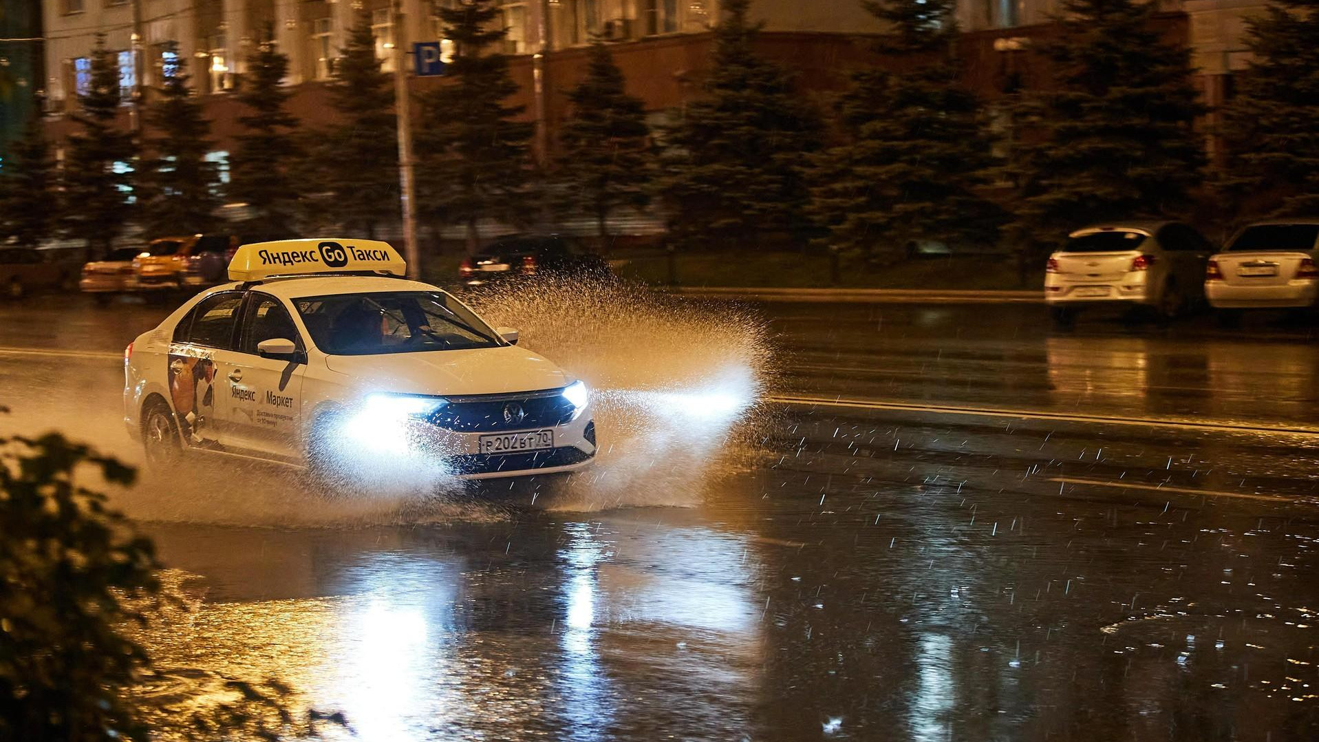 «Движемся в час по чайной ложке»: в Новосибирске прошел снег, а дороги сковали пробки вечером 29 октября — хроника