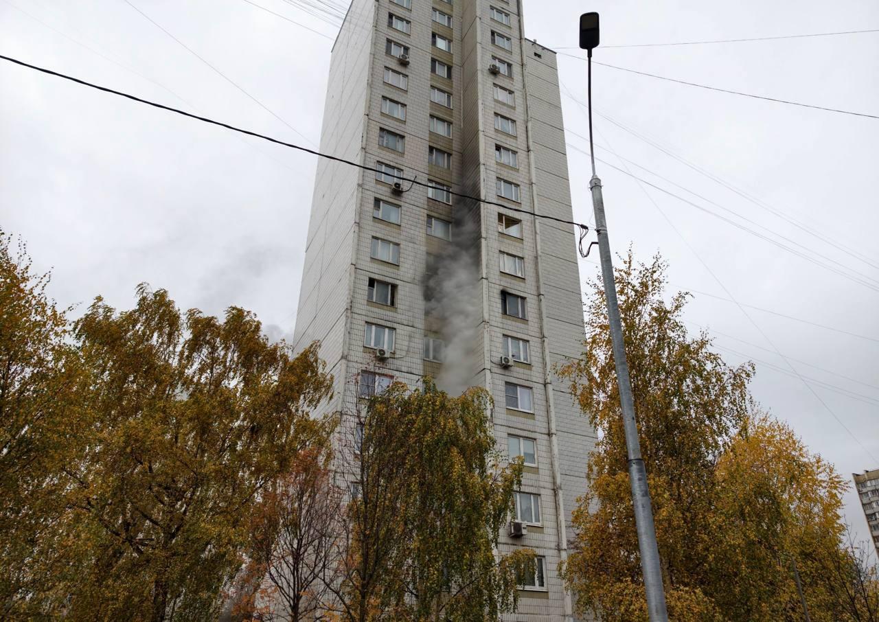 Троих детей и шестерых взрослых спасли из горящего дома: в Северном Бутово Москвы загорелась высотк…