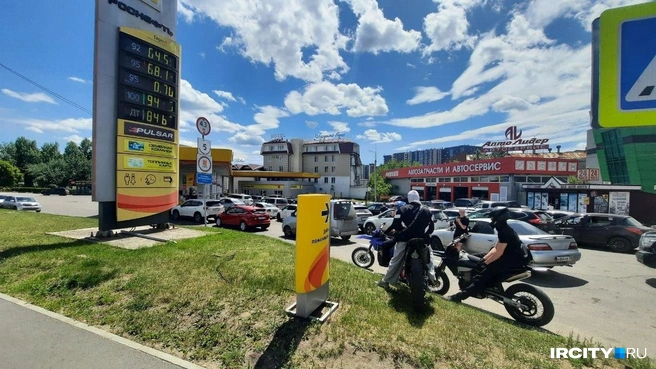 Иркутяне часами страдают в пробке у «Роснефти» на Байкальской | Источник: Виктор Лучкин / «ИрСити»