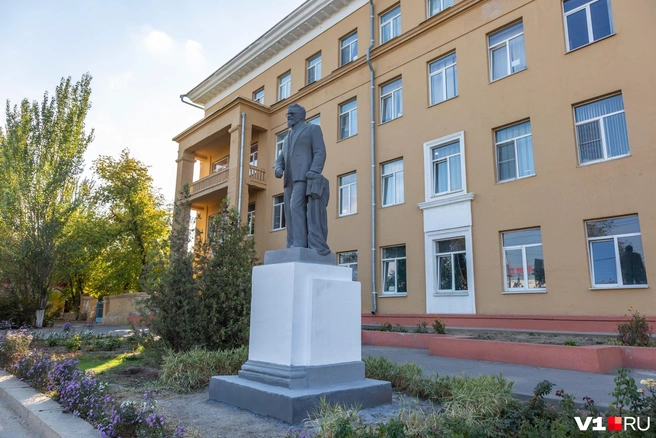 У Михаила Калинина появились очки, а вот табличка пока не появилась | Источник: Константин Завриков / V1.RU