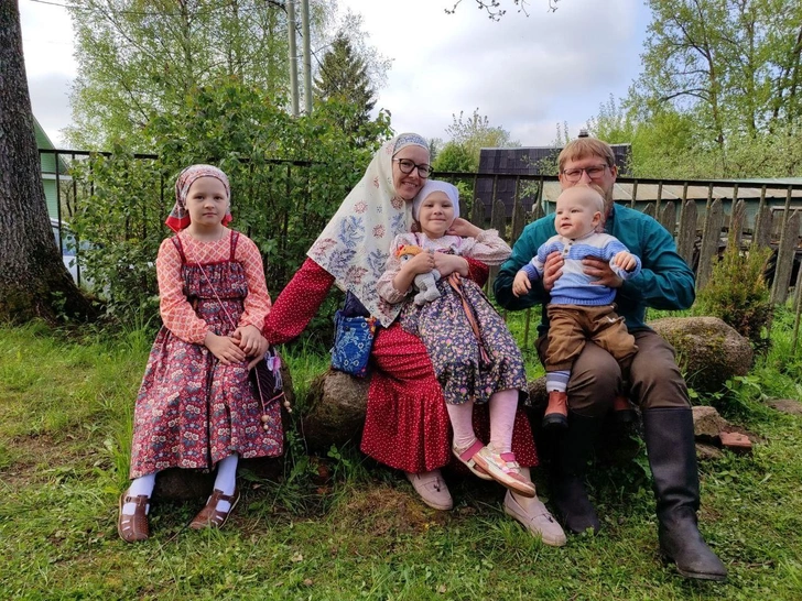 Денис Ермолин с семейством: супругой Катериной Владимировной и тремя детьми | Источник: Денис Ермолин via VK