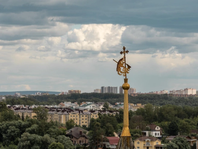 Жилые дома на противоположном берегу Которосли. | Источник: Александр Куренной / 76.RU 