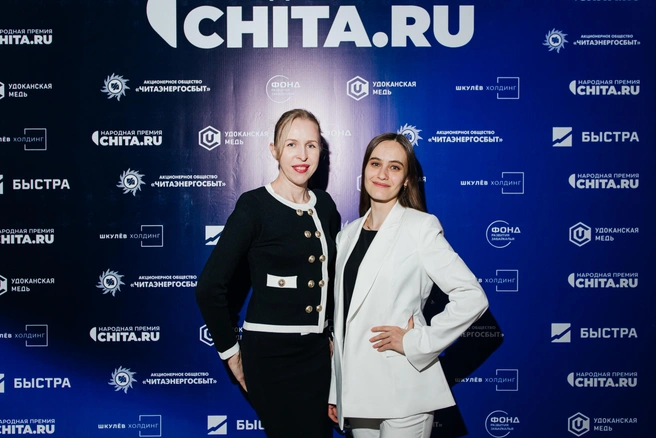 На фотозоне было как всегда жарко. Здесь на фото слева директор салона интерьеров «Левша» Маргарита Борнева и помощник коммерческого директора «Чита.Ру» Юлия Кирсанова | Источник: Ксения Зимина