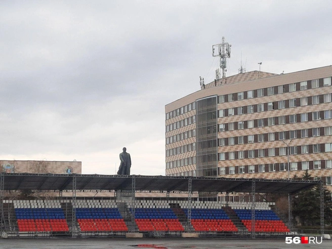 Трибуна со стороны памятника Ленину. Там сидения уже смонтированы | Источник: Анастасия Баринова / 56.RU