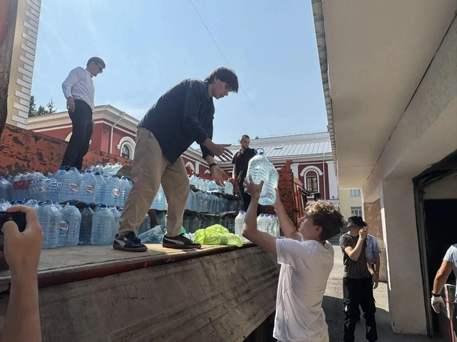 Гуманитарная помощь может включать продукты и питьевую воду | Источник: Городские медиа
