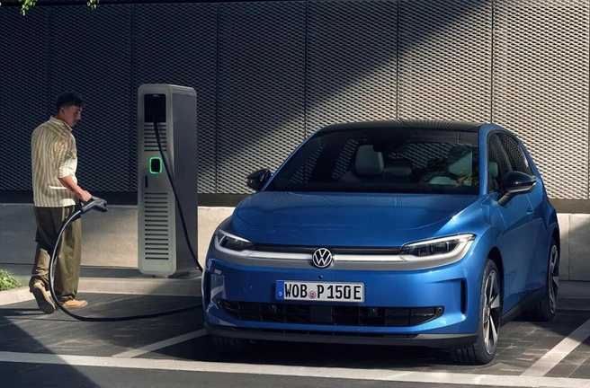 Volkswagen переживает кризис, в том числе, из-за неудач его электромобилей в Китае. Концерн стремится перезагрузить свою EV-программу. Судьбоносная модель&nbsp;— ID.Polo, электрический хетч на новой платформе MEB+. Двигатель переехал вперед, а задняя подвеска теперь проще, полузависимая. Цель&nbsp;— уложиться в цену до 25 тысяч евро | Источник: пресс-служба Volkswagen