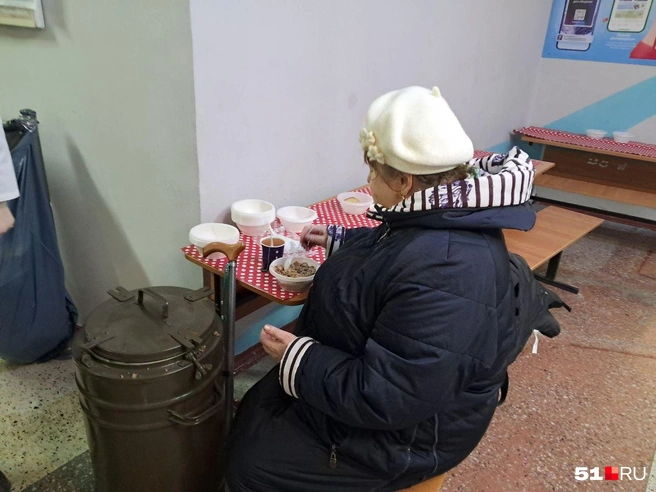 Пенсионеры приходят зарядить телефон и пообедать | Источник: Дмитрий Артёменко / 51.RU