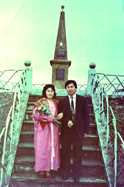 25 лет назад на  «свадьбе невесты» в  Москве Анита была в  традиционном белом,  а на «свадьбе жениха»  в городе Прохладный  нарядилась в корейский  национальный костюм