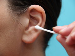 Ватные палочки и наушники вредны для ушей? Обсуждаем с ЛОРом