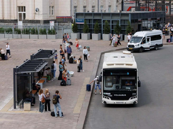 Даже привычные остановки автобуса под Комсомольским путепроводом стали выглядеть как-то иначе | Источник: Алексей Волхонский / V1.RU